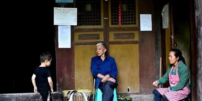 贵州一家五代人隐居山洞100年给钱也JDB电子 JDB夺宝电子不搬如今已装网络和家电(图9)