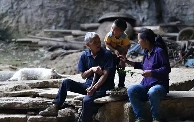 贵州一家五代人隐居山洞100年给钱也JDB电子 JDB夺宝电子不搬如今已装网络和家电(图11)