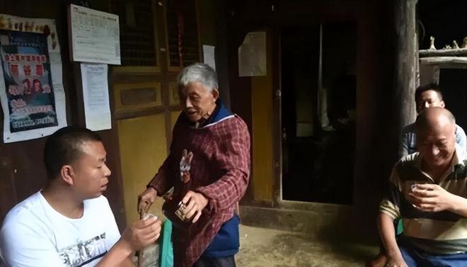 贵州一家五代人隐居山洞100年给钱也JDB电子 JDB夺宝电子不搬如今已装网络和家电(图15)