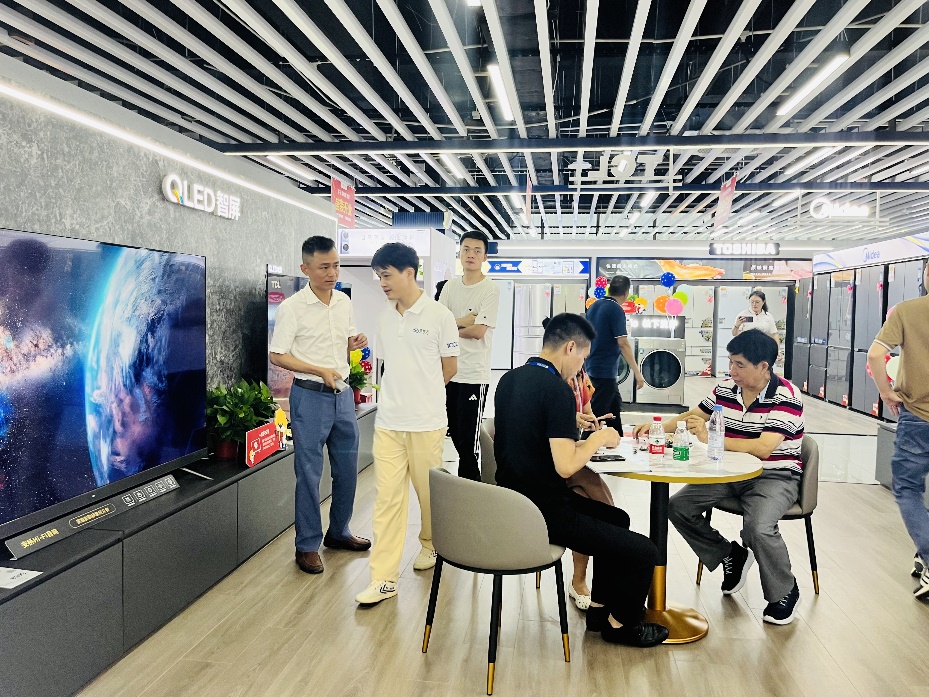 打造一站式家消费场景苏宁易购零售云落地首家SuperJDB电子 JDB夺宝电子店(图4)