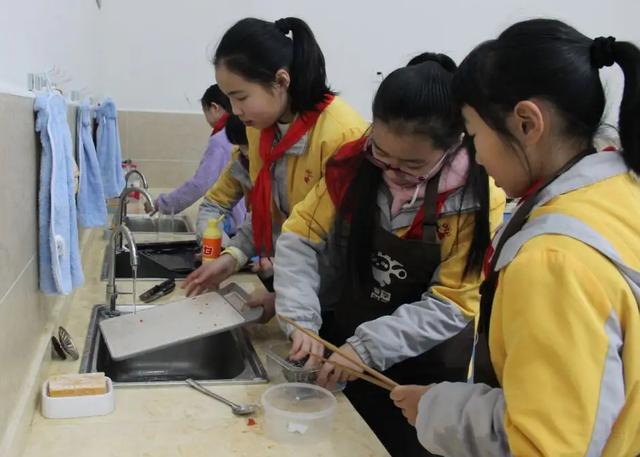 JDB电子 JDB夺宝电子教育部发布“新课标”中小学劳动课学做饭修家电？预计9月实施(图2)