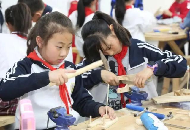JDB电子 JDB夺宝电子教育部发布“新课标”中小学劳动课学做饭修家电？预计9月实施(图1)
