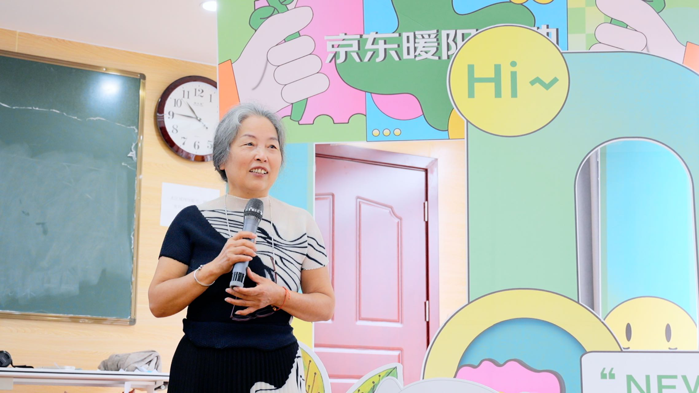 JDB电子 JDB夺宝电子66岁滑板阿姨玩转冲浪——“京东暖阳行动”重阳节走进成都 助力长辈乐享生活(图2)