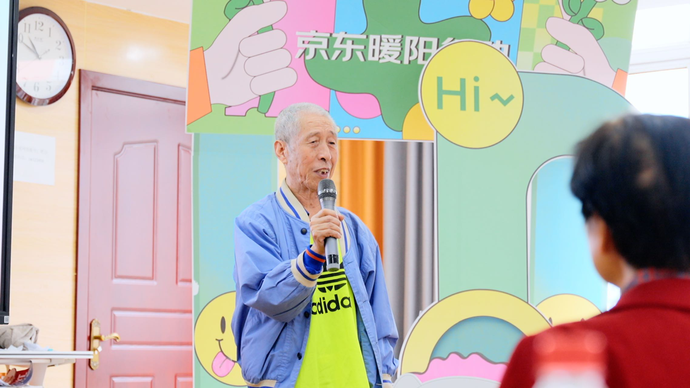 JDB电子 JDB夺宝电子66岁滑板阿姨玩转冲浪——“京东暖阳行动”重阳节走进成都 助力长辈乐享生活(图3)