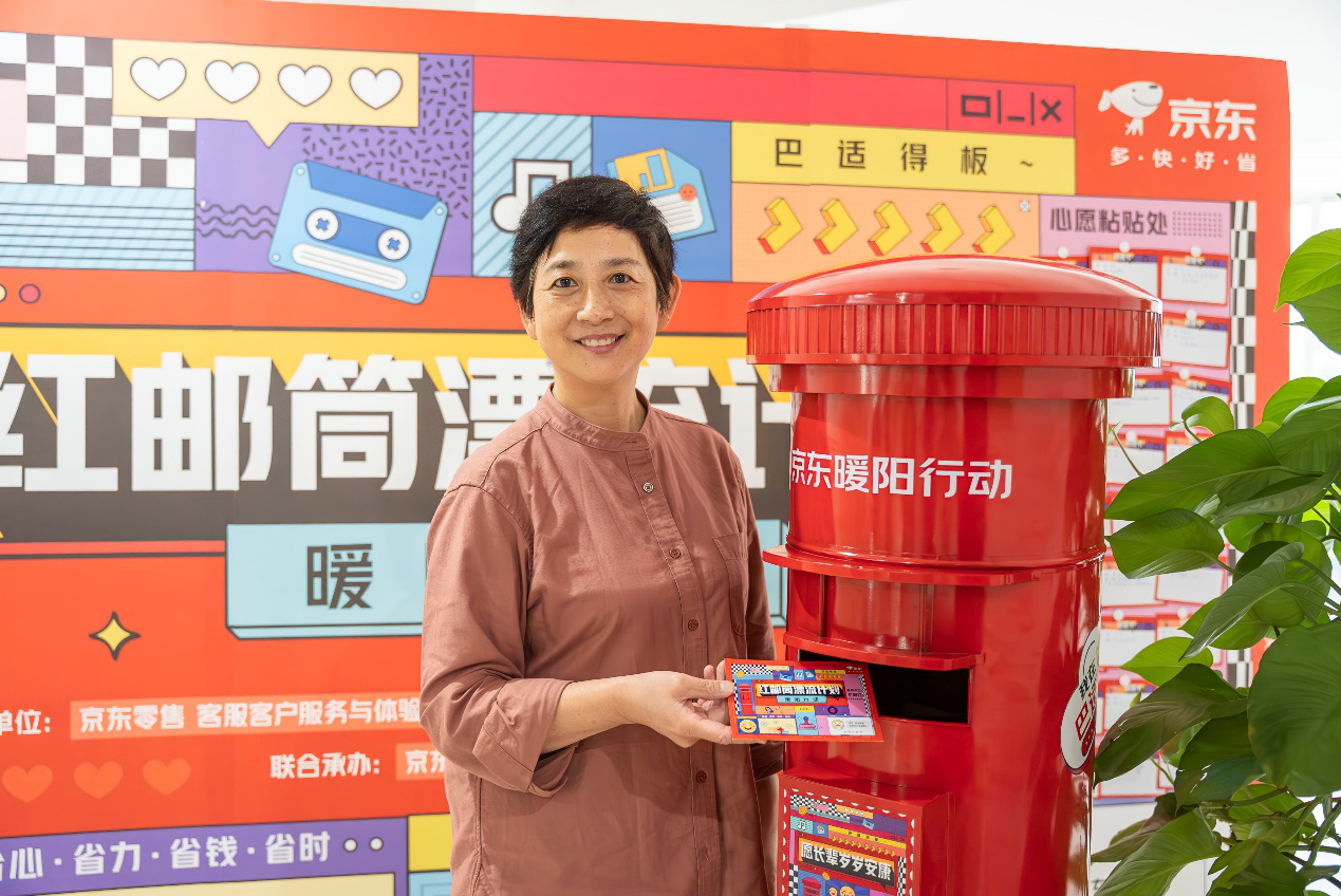 JDB电子 JDB夺宝电子66岁滑板阿姨玩转冲浪——“京东暖阳行动”重阳节走进成都 助力长辈乐享生活(图4)